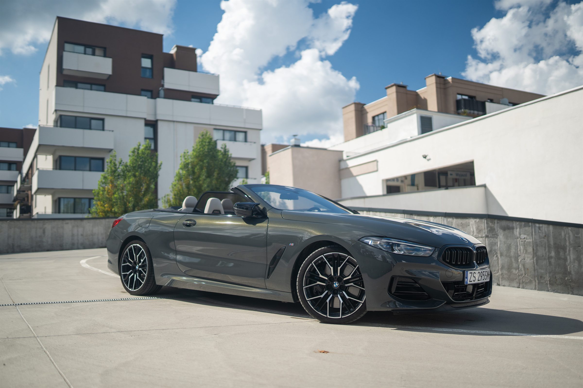 Grafitowe BMW M850i Cabrio G14 z otwartym dachem, widok z przodu