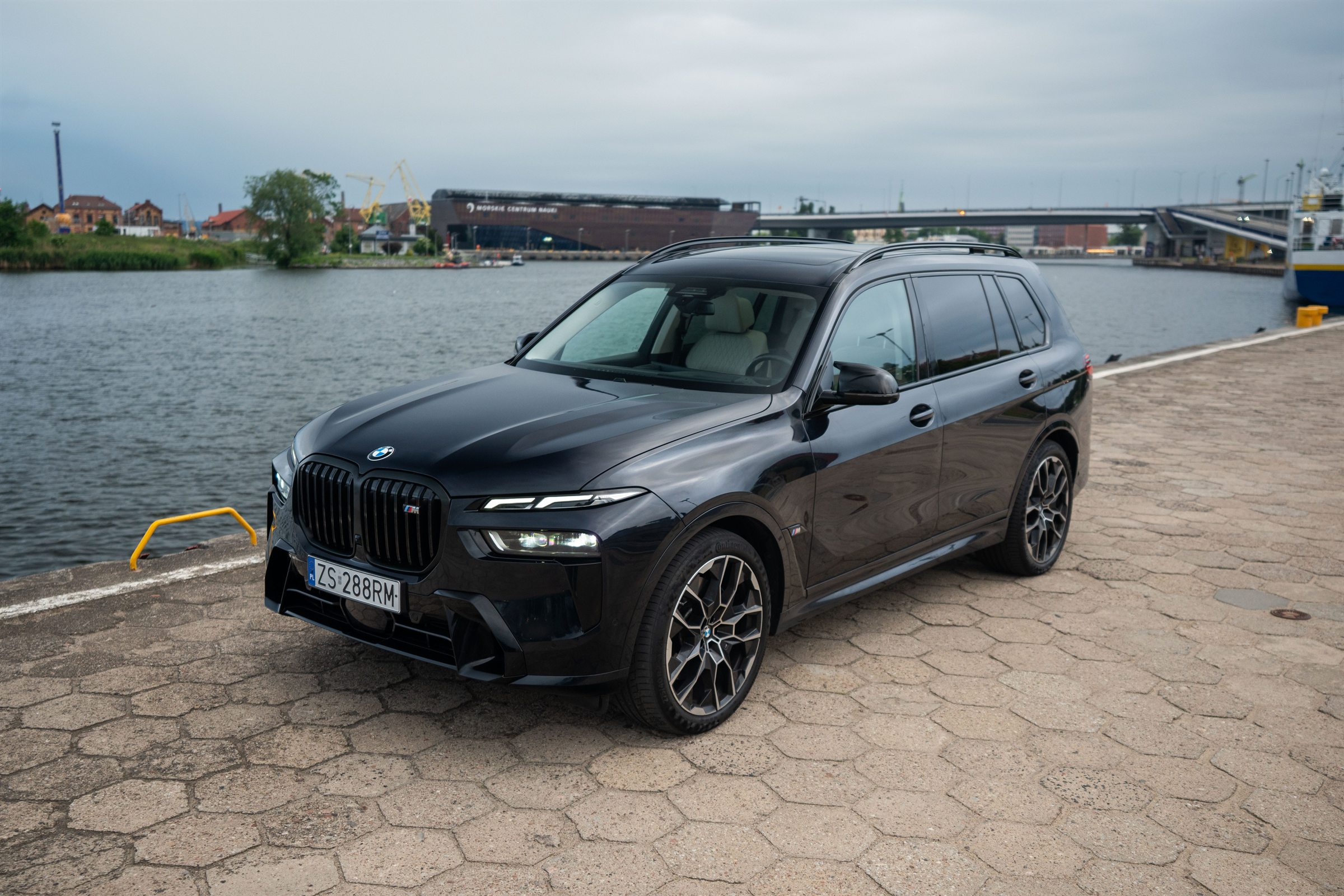 Czarne BMW X7 M60i G07 na szczecińskim nabrzeżu, widok z przodu