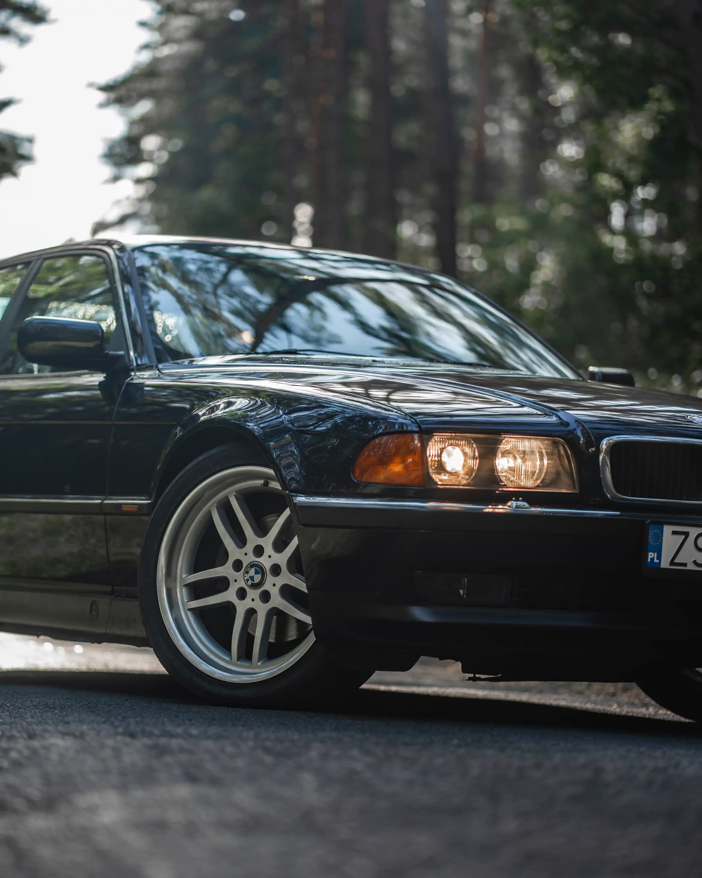 BMW E38: reflektory, obręcz i odbicia na lakierze