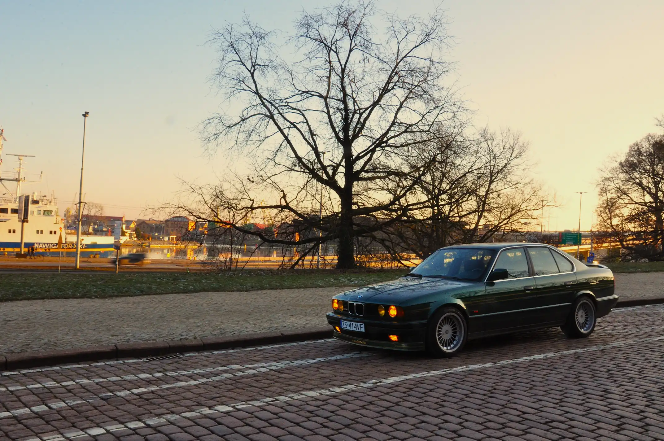 Zielona ALPINA E34 nad szczecińskim nabrzeżem